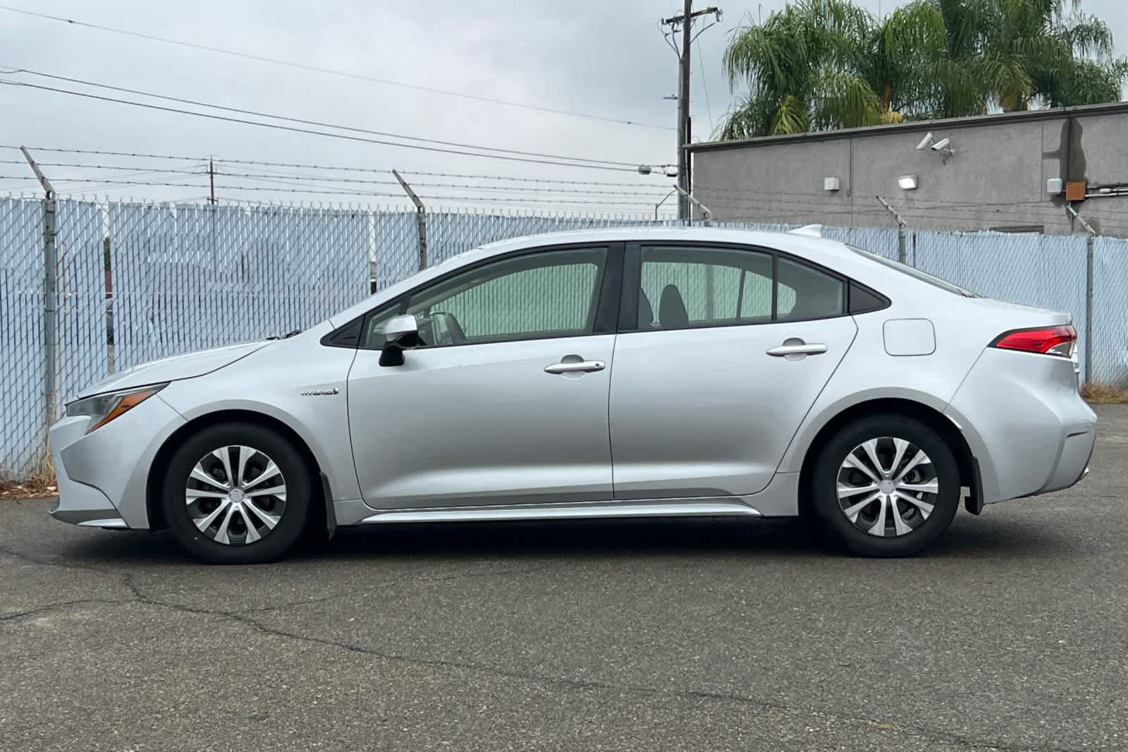 Used 2020 Toyota Corolla LE FWD image 2