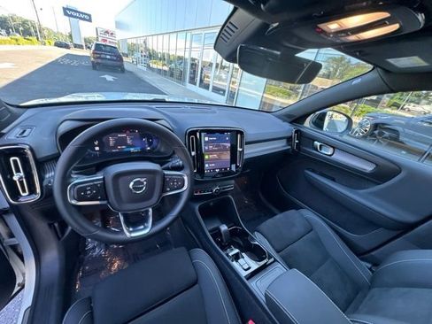 Certified 2025 Volvo XC40 B5 Plus AWD/4WD image 21