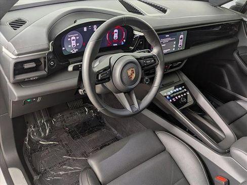 Certified 2025 Porsche Macan Electric image 4