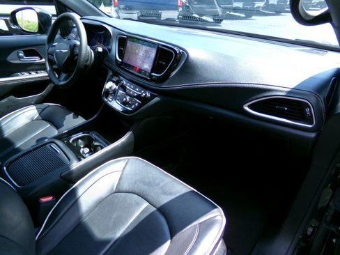 Used 2025 Chrysler Pacifica Limited FWD image 12