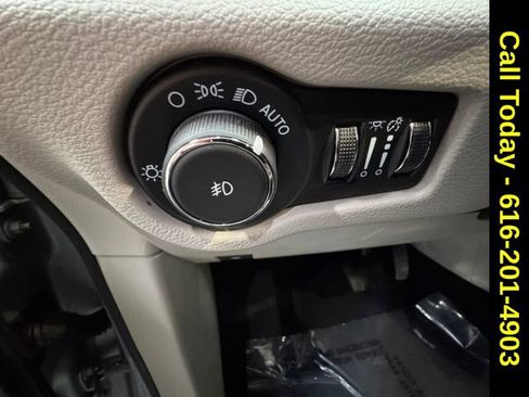 Used 2024 Chrysler Pacifica Touring-L image 22