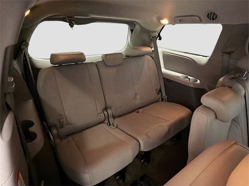 Used 2018 Toyota Sienna Limited image 22
