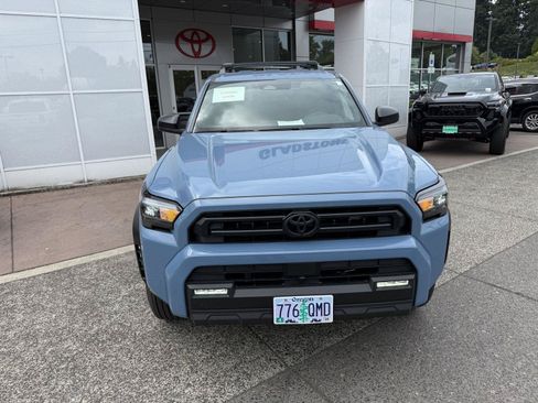 Used 2025 Toyota 4Runner SR5 AWD/4WD image 9