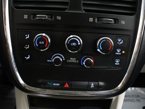 Used 2012 Dodge Grand Caravan SXT image 24