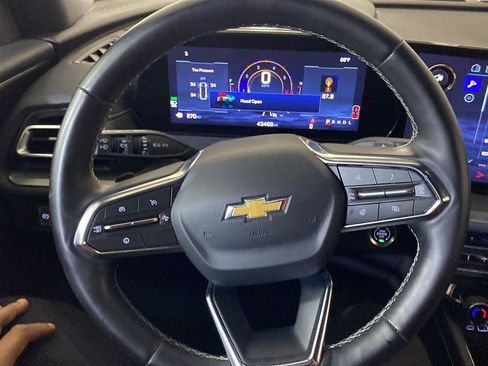 Used 2025 Chevrolet Traverse LT FWD image 2