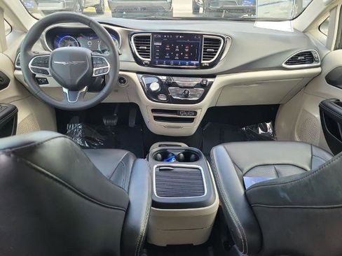 Used 2023 Chrysler Pacifica Touring-L FWD image 14