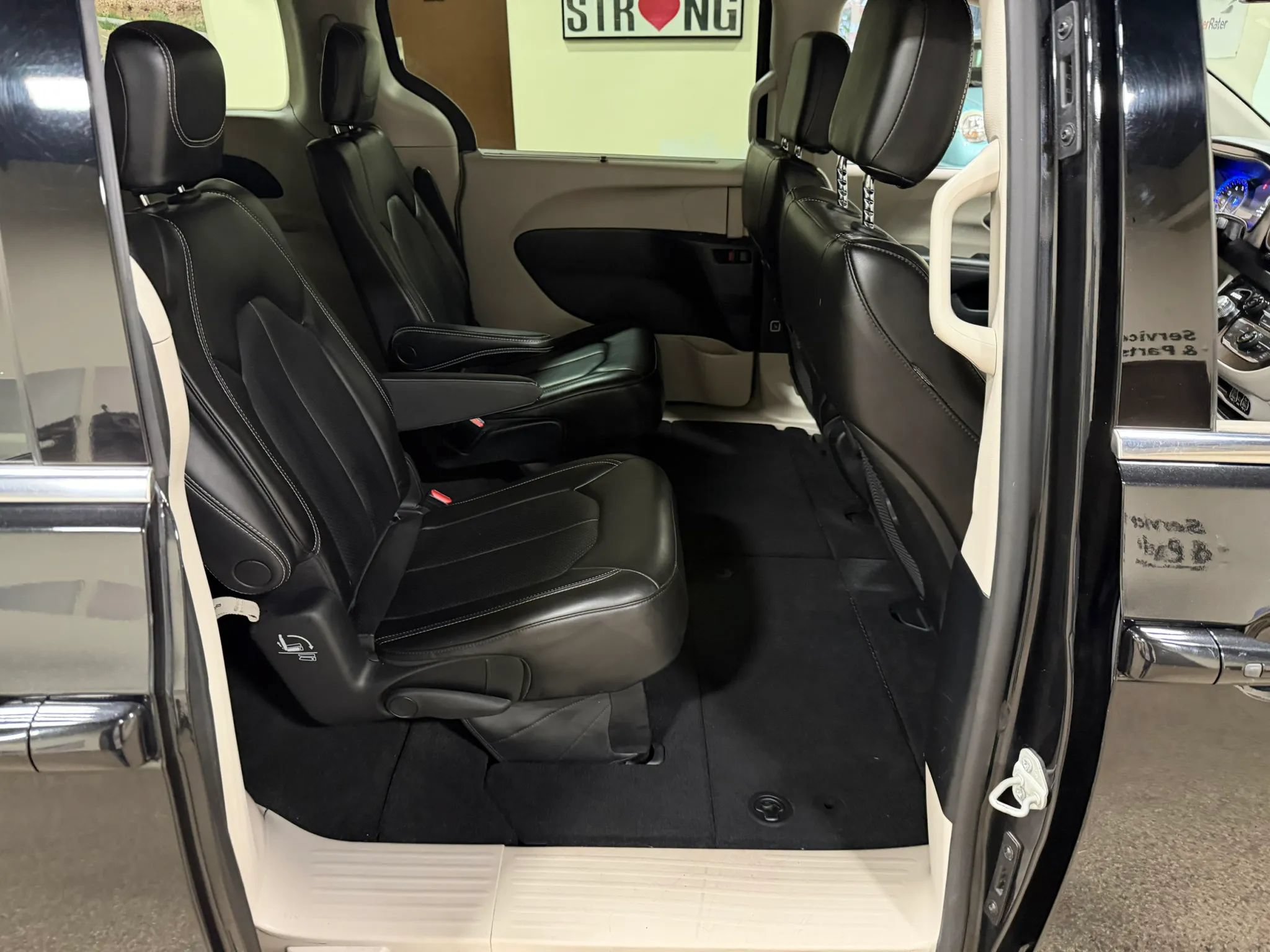 Used 2023 Chrysler Pacifica Touring-L FWD image 31