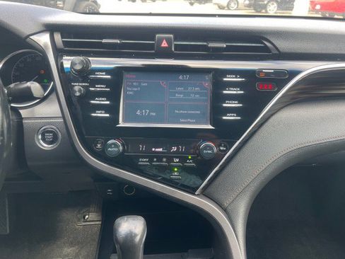 Used 2018 Toyota Camry XLE image 18