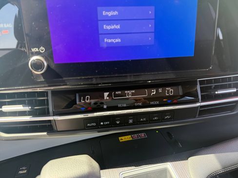 Used 2025 Toyota Sienna LE w/ LE Plus Package FWD image 17