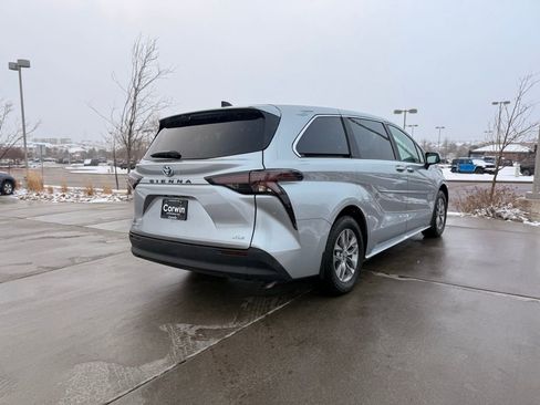 Used 2025 Toyota Sienna XLE image 8