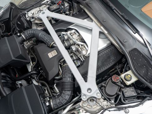 Used 2018 Aston Martin DB11 Coupe RWD image 42