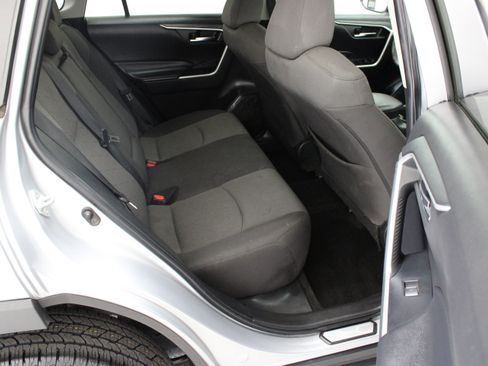 Used 2022 Toyota RAV4 XLE AWD/4WD image 32
