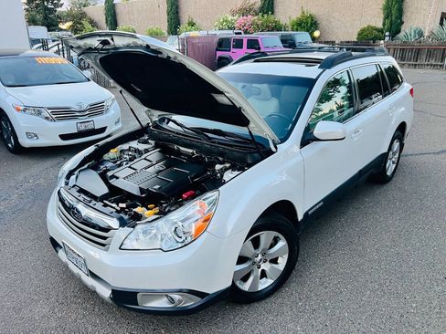 Used 2011 Subaru Outback 3.6R Limited w/ PWR Moonroof Pkg AWD/4WD image 10