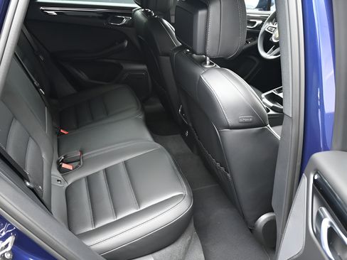 Certified 2026 Porsche Macan AWD/4WD image 10