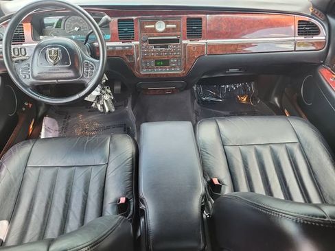 Used 2004 Lincoln Town Car Signature RWD image 13
