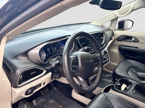 Used 2022 Chrysler Pacifica Touring-L image 9