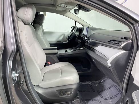 Used 2025 Toyota Sienna XLE w/ XLE Plus Package image 9