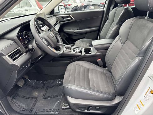 Used 2023 Mitsubishi Outlander SE image 14