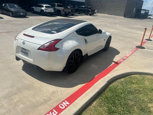 Used 2017 Nissan 370Z Coupe RWD image 3