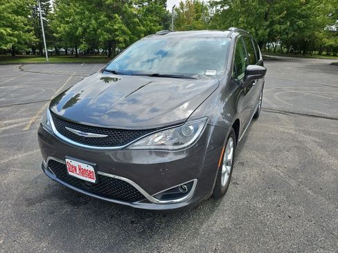 Used 2019 Chrysler Pacifica Touring-L Plus w/ Advanced Safetytec Group FWD image 2