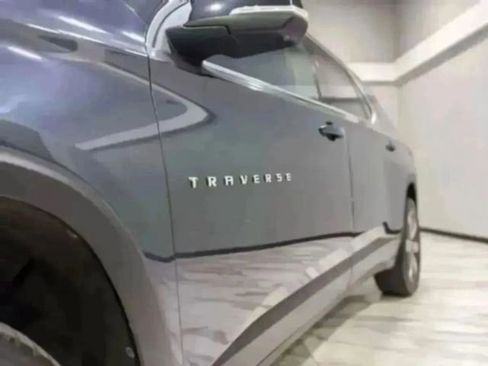 Used 2021 Chevrolet Traverse LT w/ LT Premium Package image 12