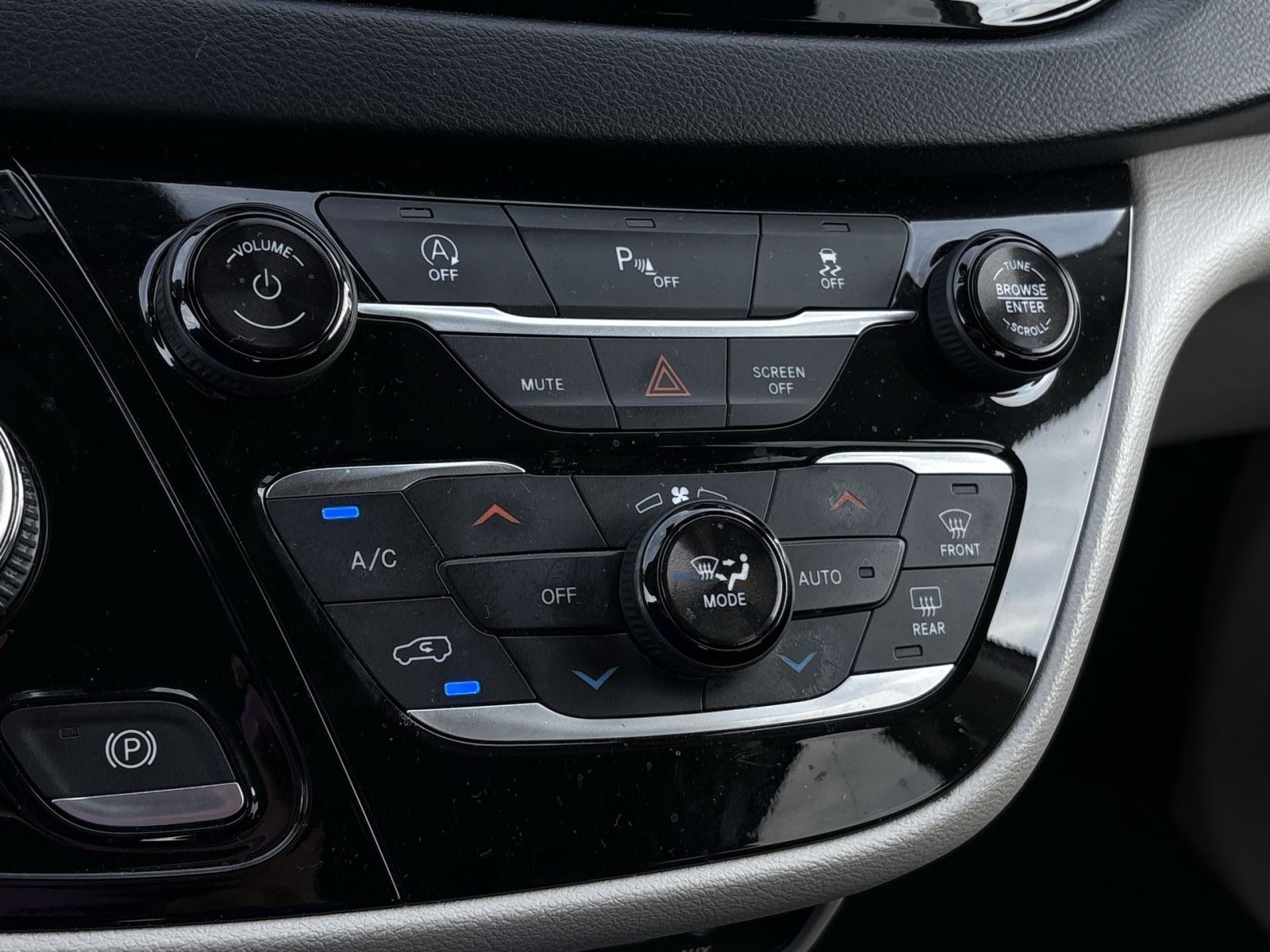 Used 2018 Chrysler Pacifica Touring Plus FWD image 16