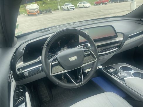 Used 2024 Cadillac Lyriq Luxury AWD/4WD image 9