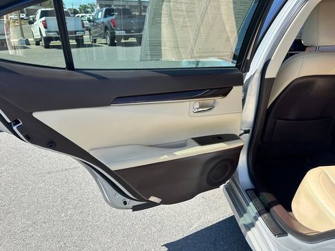 Used 2017 Lexus ES 350 w/ Luxury Package FWD image 22