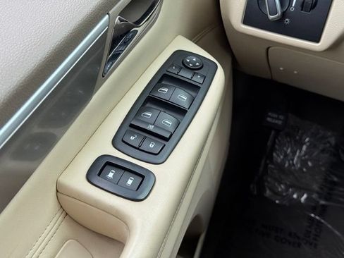 Used 2010 Volkswagen Routan SEL FWD image 32