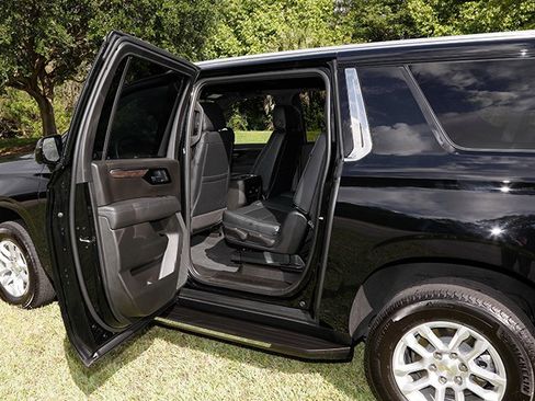 Used 2025 Chevrolet Suburban LS RWD image 23