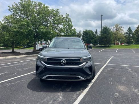 Used 2022 Volkswagen Taos SE w/ Panoramic Sunroof Package AWD/4WD image 2