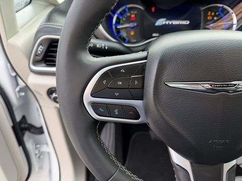 Used 2022 Chrysler Pacifica Touring-L image 18