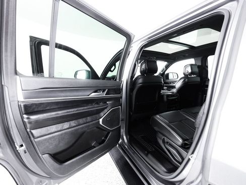Used 2023 Jeep Wagoneer 4WD w/ Premium Group I image 19