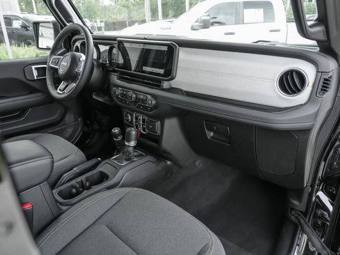 Used 2025 Jeep Wrangler Unlimited Sahara AWD/4WD image 39