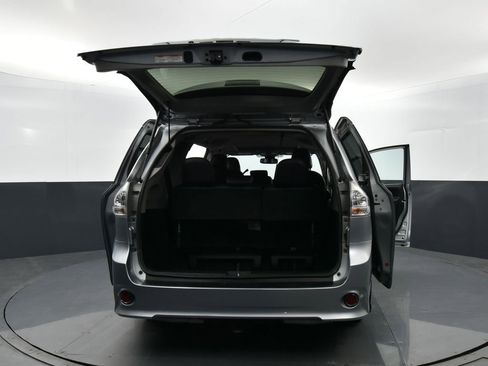 Used 2019 Toyota Sienna SE image 33