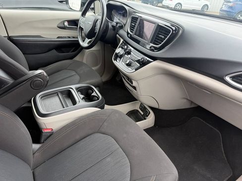 Used 2020 Chrysler Pacifica Touring w/ Cold Weather Group FWD image 3