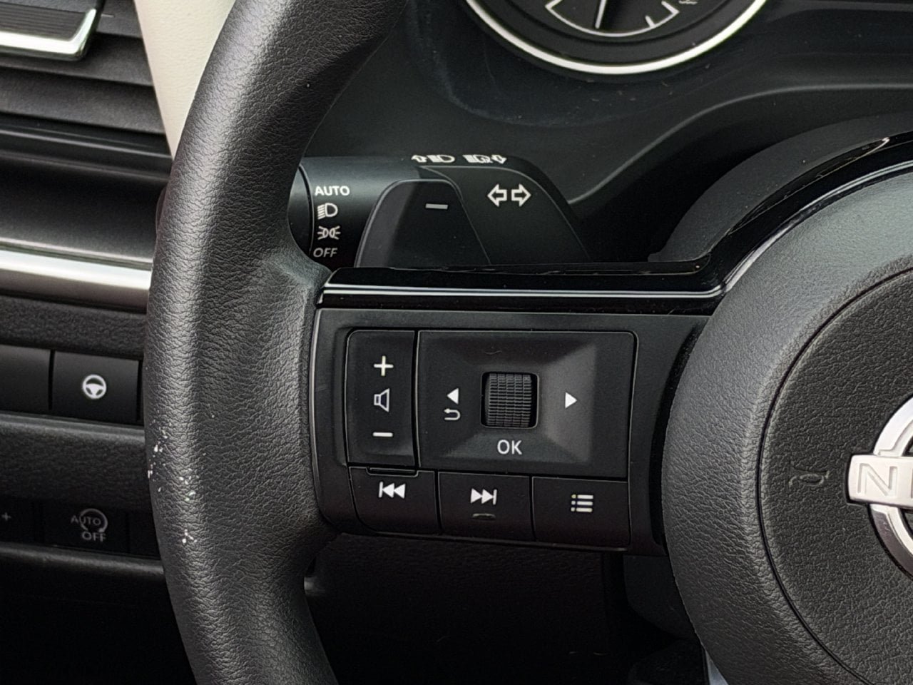 Used 2023 Nissan Rogue SV FWD image 14