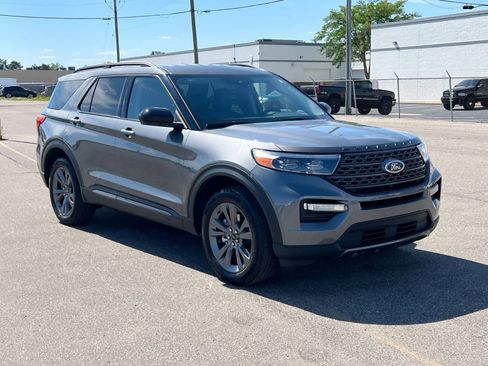 Used 2024 Ford Explorer XLT w/ Equipment Group 202A AWD/4WD image 2