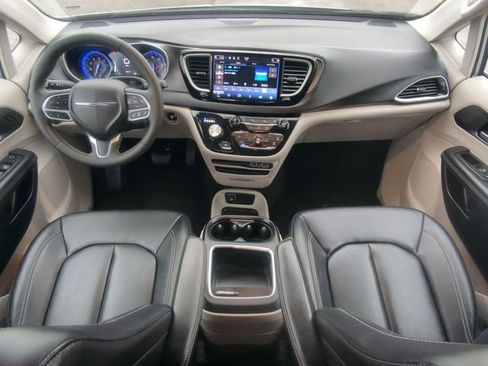 Used 2024 Chrysler Pacifica Touring-L FWD image 22