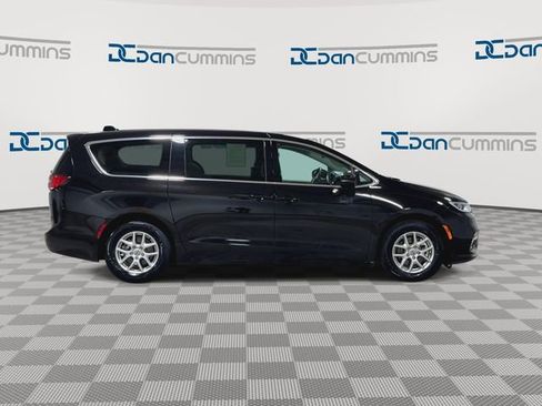 Used 2024 Chrysler Pacifica Touring-L FWD image 9