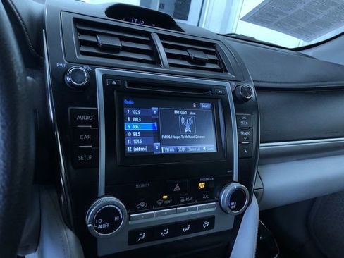 Used 2014 Toyota Camry LE image 27