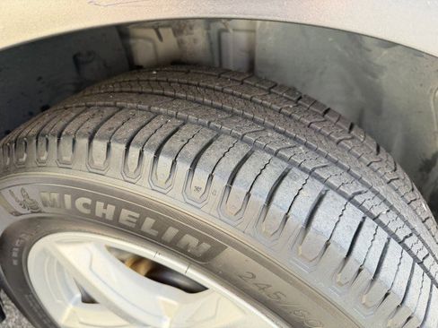 Used 2018 Ford Explorer XLT image 19