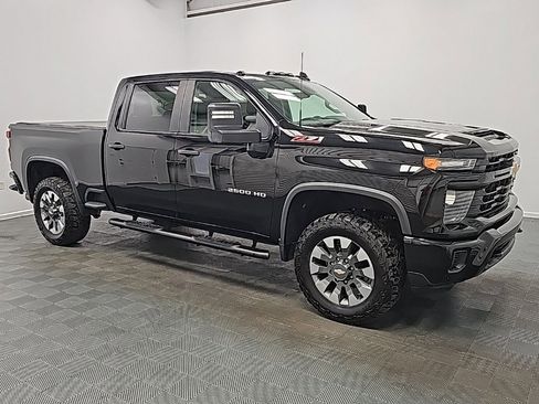Used 2024 Chevrolet Silverado 2500 Custom w/ Custom Value Package image 2