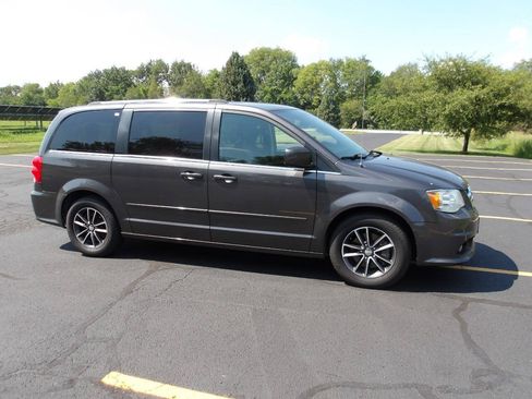 Used 2017 Dodge Grand Caravan SXT FWD image 1