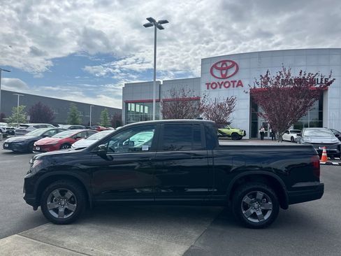 Used 2025 Honda Ridgeline TrailSport image 2