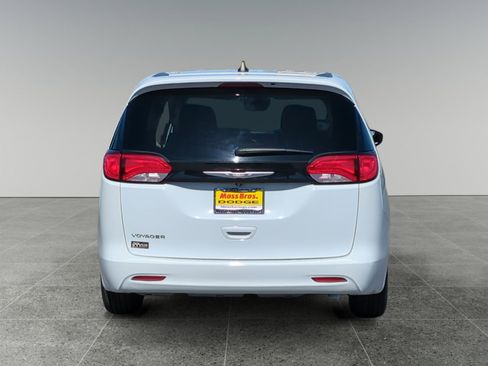 Used 2023 Chrysler Voyager LX image 4