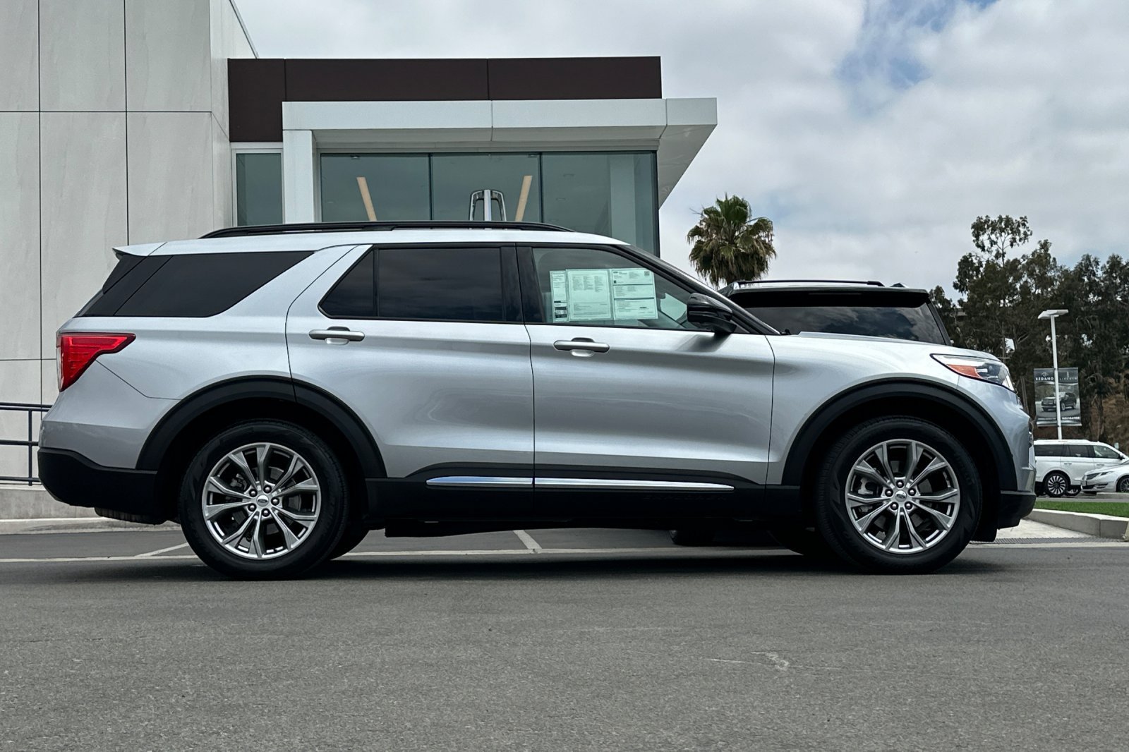 Used 2022 Ford Explorer XLT w/ Equipment Group 202A RWD image 2