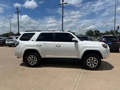 Used 2020 Toyota 4Runner SR5 Premium w/ Moonroof Package RWD image 4