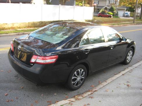 Used 2010 Toyota Camry LE image 5