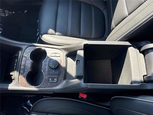 Used 2021 GMC Acadia Denali w/ Denali Technology Package image 21